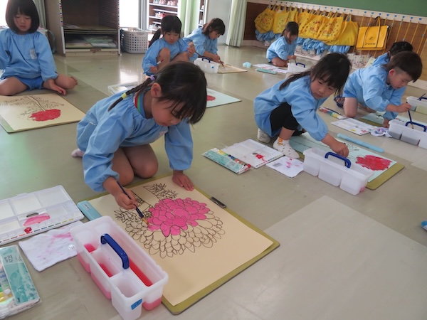白ゆり幼稚園の自分の事は、自分でする子どもの画像